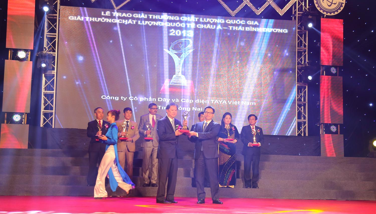 Công ty Ta Ya Việt Nam đạt được giải vàng chất lượng quốc gia 2013