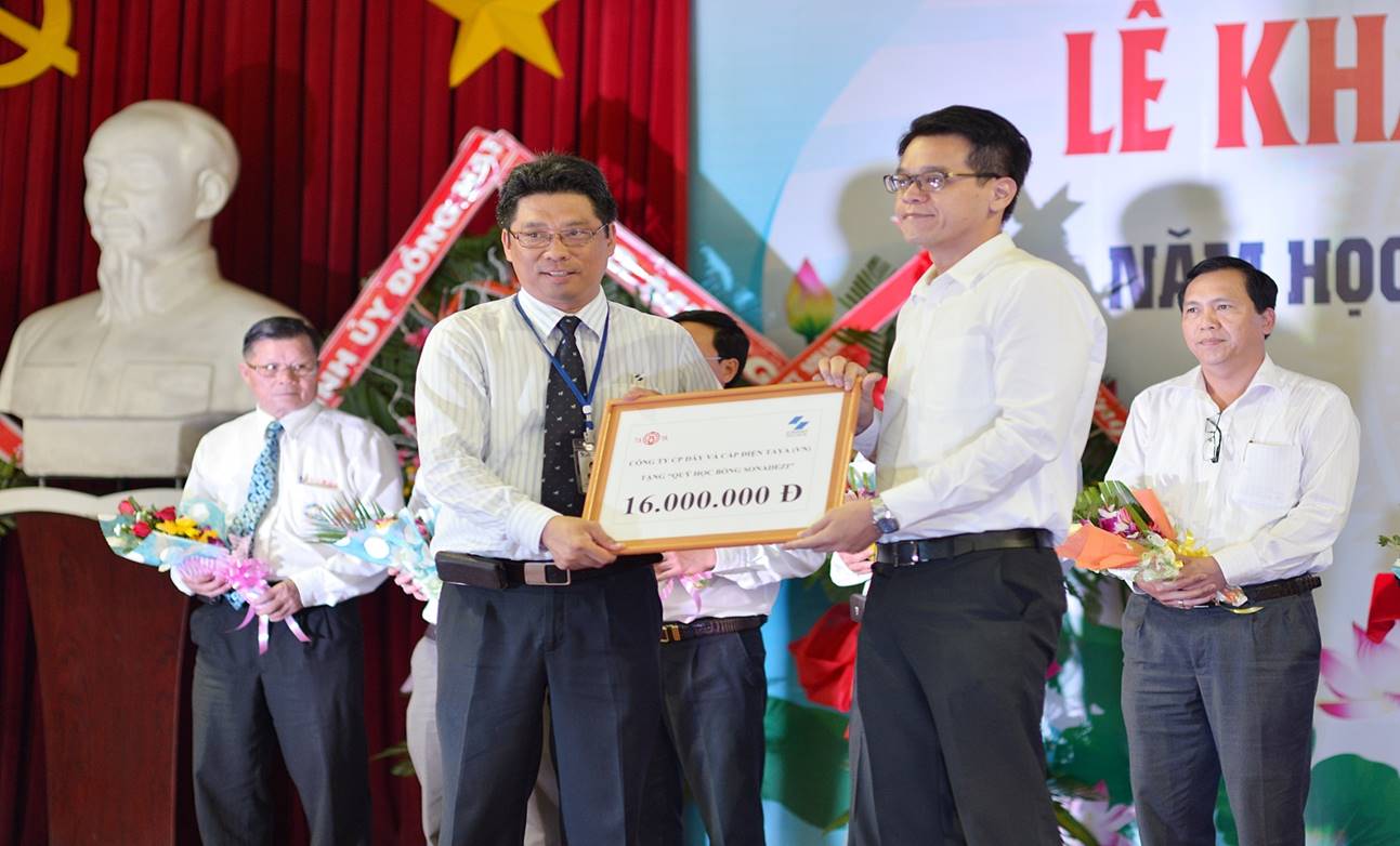 Lễ trao học bổng cho sinh viên trường cao đẳng SONADEZI