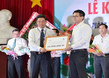 Lễ trao học bổng cho sinh viên trường cao đẳng SONADEZI